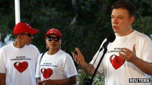 President Juan Manuel Santos speaks next to two demobilised rebels during "Operation Rivers of Light" on 21 December 2011