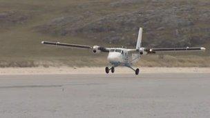 Plane landing on Hial's Barra beach air strip