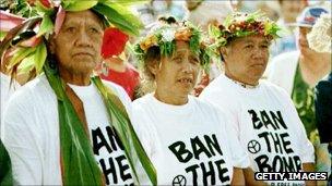 Islanders wear protest t-shirts