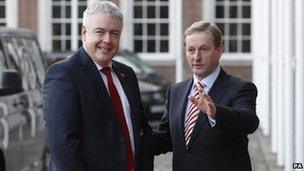 Carwyn Jones (chwith) gyda Taoiseach Iwerddon, Enda Kenny