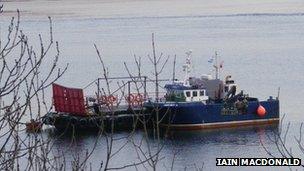 Fishing boat assists Glenelg ferry. Pic: Iain MacDonald