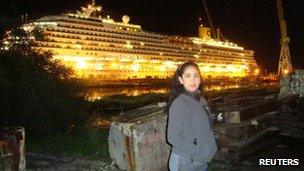 Erika Soria in front of the Costa Concordia