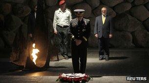 US. Chairman of the Joint Chiefs of Staff General Martin Dempsey observes a moment of silence after laying a wreath at the Yad Vashem Holocaust memorial in Jerusalem