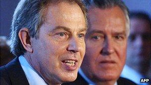 Tony Blair a Peter Hain yn Y Barri yn 2005