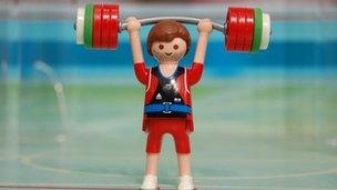 Weightlifting figure