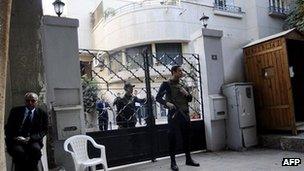 Egyptian soldiers stand guard in front of the US National Democratic Institute in Cairo on 29 Dec 2011