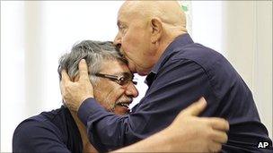 Paraguayan President Fernando Lugo embracing former Brazilian President Lula da Silva in hospital