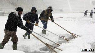 Workers clear snow at the Renato Dall"Ara stadium in Bologna (1 Feb 2012)