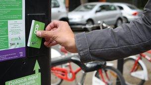 Man using the Ecobici card