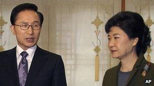 File image of Park Geun-hye (R) with South Korean President Lee Myung-bak