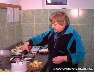 "Grog" is prepared in a kettle at the Karaganda Zoo (still from video via Novy Vestnik Karaganda)