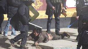 Tibetan protester and security forces