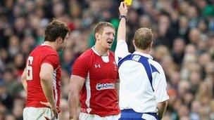 Bradley Davies yn derbyn cerdyn melyn yn y gêm yn erbyn Iwerddon yn Nulyn ddydd Sul Chwefror 5