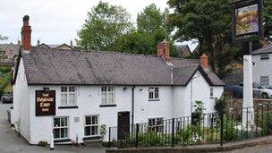 Tafarn y Bridge End Inn yn Rhiwabon