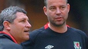 Osian Roberts (chwith) a Raymond Verheijen