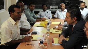 Former Maldivian president Mohamed Nasheed (L) chats with the head of the UN political department Oscar Fernandez-Taranco (2R) at his home in the capital island of Male on February 10, 2012.