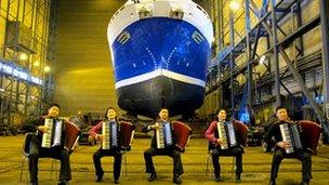 The accordionists play in Kirkenes shipyard