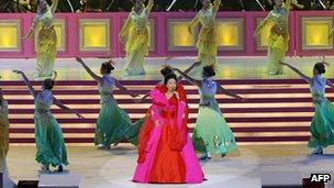 Peng Liyuan performs during the Grand Variety Show in Hong Kong, 30 June 2007