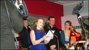 Bryn a Marian Tomos yn cael gwybod eu bod wedi ennill Tlws John a Ceridwen Hughes 2012