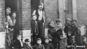 People living in east London circa 1900