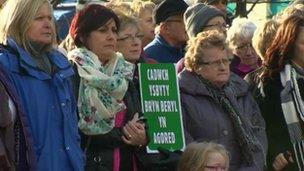 Protestwyr yn erbyn cau ward yn Ysbyty Bryn Beryl