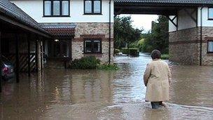 Flooding in Betteridge Road, Thatcham, in 2007