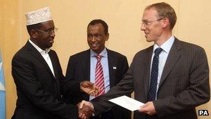 Somali President Sheikh Sharif Sheikh Ahmed receives the credentials of the new British ambassador, Matt Baugh, 2 Feb 2012