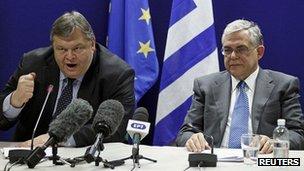 Greek Finance Minister Evangelos Venizelos (L) and Greek Prime Minister Lucas Papademos