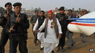 Mulayam Singh Yadav arrives in helicopter for an Uttar Pradesh rally.