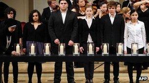 Candles are lit during a commemoration for victims of neo-Nazi violence in Berlin (23 Feb 2012)