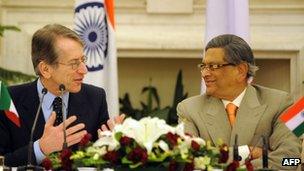 Italian Foreign Minister Giulio Terzi (L) talks with Indian Minister for External Affairs SM Krishna as they give a joint statement in New Delhi - 28 February 2012