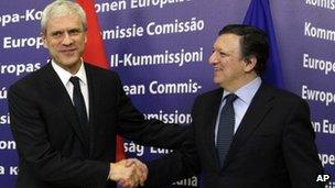 Serbian President Boris Tadic (left) with European Commission President Jose Manuel Barroso (28 Feb 2012)