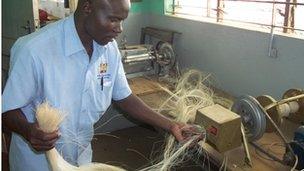 Alex Odundo demonstrates how the machine works (copyright TED)