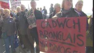 Protestwyr Ysbyty Bronglais y tu allan i'r Senedd