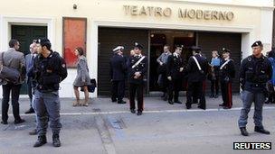 Police officers stand in front of the Moderno Theatre during the opening pre-trial hearing for the cruise liner Costa Concordia disaster in Grosseto (3 March 2012)