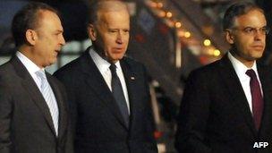 US Vice President Joe Biden (centre) with Mexican Ambassador to the US Arturo Sarukhan (left) and Mexico's deputy secretary for North America Julian Ventura (right) at Mexico City airport