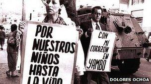 Maria Fernanda's parents demonstrating to find out what happened to their children with placards reading: "To the very end for our children" and: "With my heart in Yambo" (Photo courtesy Dolores Ochoa)
