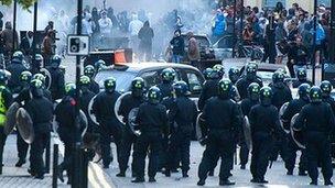 Riot police face a mob in Hackney, north London on 8 August, 2011