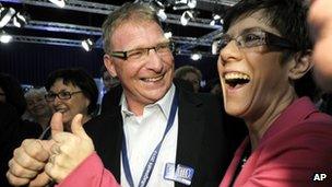 Saarland state governor Annegret Kramp-Karrenbauer and her husband Helmut celebrate the CDU's victory