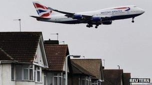 Aircraft comes into land at Heathrow close to houses