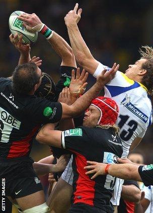 Aurelien Rougerie takes on Saracens for a high ball