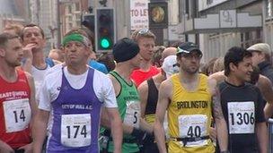 Hull Marathon runners