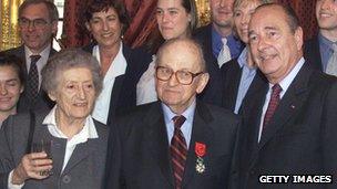 Raymond Aubrac (C) with Lucie and President Chirac in March 2000