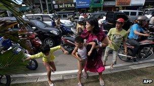 People run for higher ground in Aceh, Indonesia (11 April 2012)