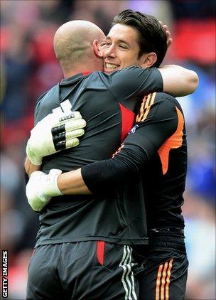 Brad Jones (r) is congratulated by Pepe Reina after Liverpool's FA Cup semi-final victory against Everton