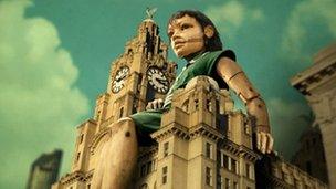 Giant girl on Liver Building