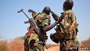 South-Sudan's Sudan People's Liberation Army pointing towards a circling Antonov in Heglig