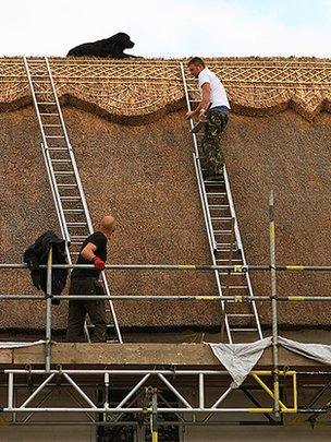 Axel with thatchers on the roof