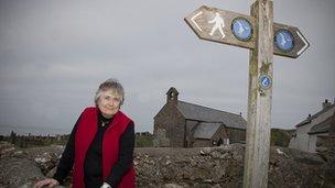 Dr Margaret Wood ger Eglwys Llanbadrig