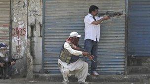 Plain clothed policemen fighting in Lyari
